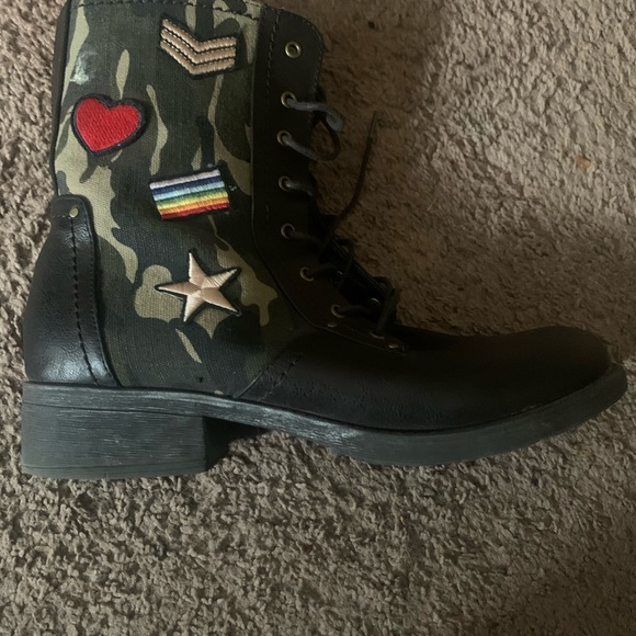 MiA size 10 black boots with zipper - Picture 5 of 5